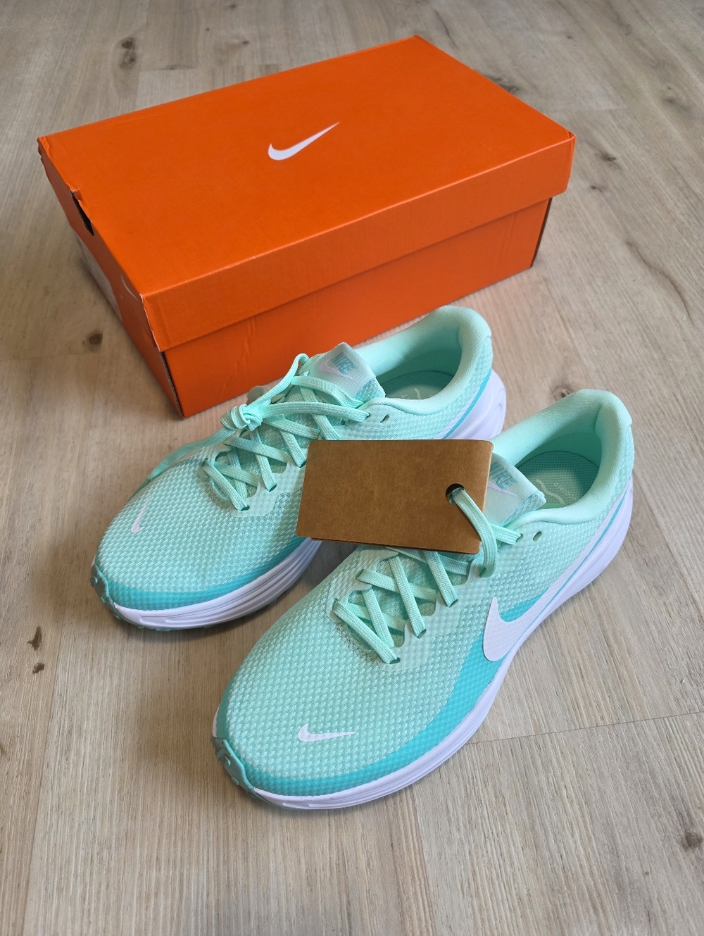 Nike Revolution 8 Women's Road Running Shoes Size 9.5 Mint